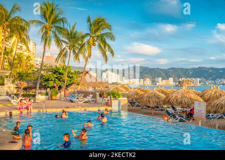 Die Menschen genießen den Pool in einem Hotel in Acapulco, Guerrero, Mexiko Stockfoto