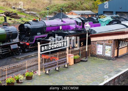 Pacific Class 4-6-2 Dampflokomotive, lila lackiert, um Queen Elizabeths II Platinum Jubilee, Bridgnorth Station der Severn Valley Railway her zu feiern Stockfoto