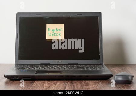 Ein Laptop mit einem klebrigen Aufkleber, der auf dem Bildschirm angebracht ist und auf dem „Delx“ steht, sitzt auf einem hölzernen Schreibtisch Stockfoto