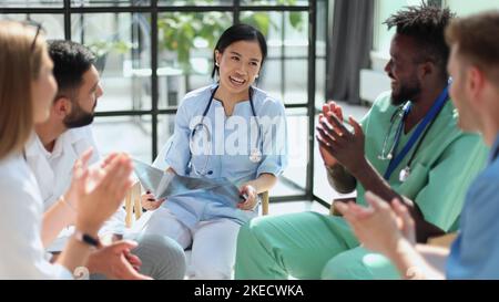 Gruppe von multinationalen Ärzten für die Diskussion der Analyse im Konferenzraum Stockfoto