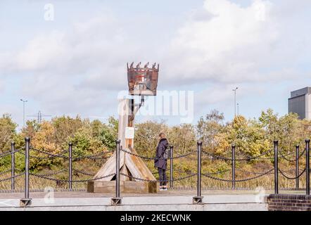 millennium Beacon, East India Dock Basin, blackwall steht neben jungen Frauen Stockfoto