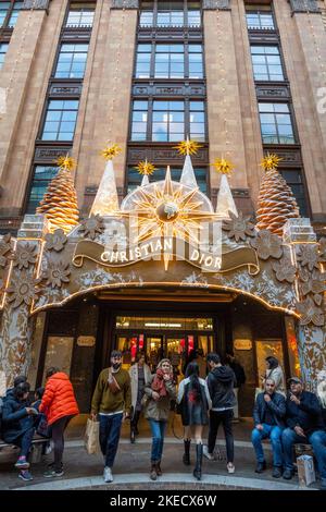 London, Großbritannien. 11. November 2022. Das Kaufhaus Harrods in Knightsbridge wurde zu Weihnachten intern und extern überarbeitet. Das Äußere und die Schaufenster wurden als Hommage an den Designer Christian Dior dekoriert, zum ersten Mal wurde eine so umfangreiche Botschaft in die jährliche Dekoration aufgenommen. Die Schaufenster sind mit einem Lebkuchenmotiv versehen, das sich im Inneren fortsetzt. Kredit: Stephen Chung / Alamy Live Nachrichten Stockfoto