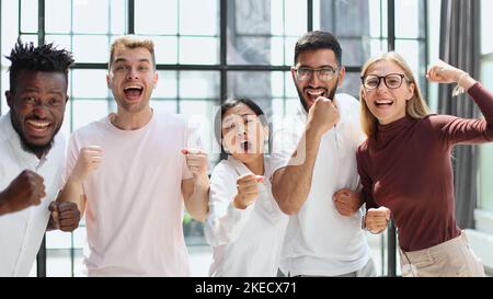 Geschäftsteam feiert den Sieg im Büro Stockfoto