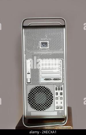 Itterbeck, Deutschland - Nov 11 2022 Rückseite eines Apple Mac Pro Tower-Computers der Generation 1.. Der Fall dieses mac ist dem Power Mac G5 sehr ähnlich Stockfoto