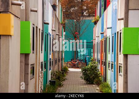 Viele Hausse in verschiedenen Farben nebeneinander in einem resindenziellen Bereich Stockfoto