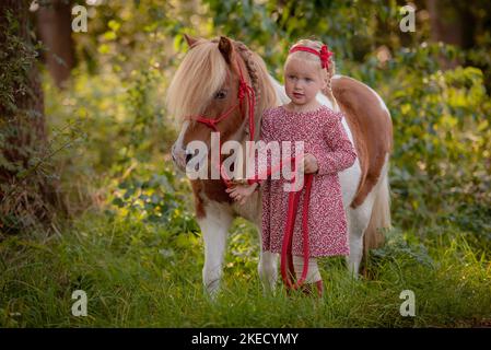 Mädchen mit Shetland Pony Stockfoto