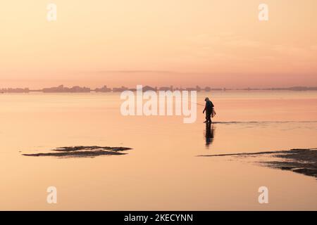 Traditionelles Fischfang mit einer Rute bei Sonnenaufgang im Mar Menor, Region Murcia, Spanien Stockfoto