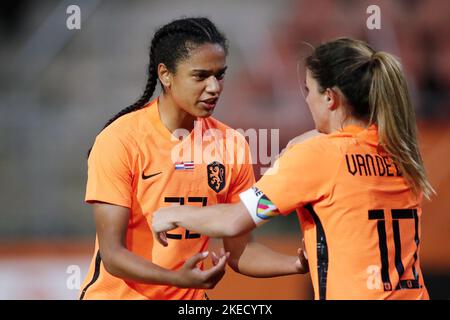 UTRECHT - (lr) Esmee Brugts of Holland Women , Danielle van de Donk of Holland Women feiern die 4-0 während des Freundschaftsspiel der Frauen zwischen den Niederlanden und Costa Rica im Stadion Galgenwaard am 11. November 2022 in Utrecht, Niederlande. ANP BART STOUTJEDIJK Stockfoto