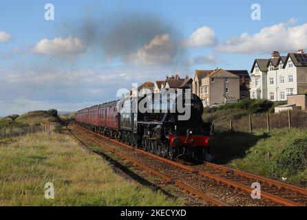 Nach einem Wasserstopp in Sellafield passiert 44932 Seascale und fährt am 24,9.22 nach Carnforth. Stockfoto