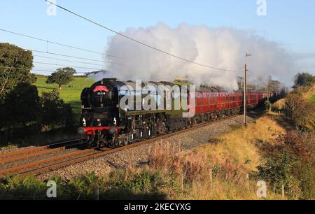 35018 passiert Bay Horse am 27.9.22 mit einem „Pendle Dalesman“ von Lancaster nach Carlisle. Stockfoto