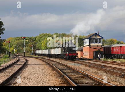 65894 fahren am 4.10.22 durch die Schachtabzweigen mit den Kohleentleern. Stockfoto