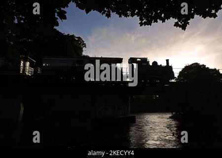822 fährt am 10.10.22 über die Afon Banwy Bridge bei Heniarth. Stockfoto