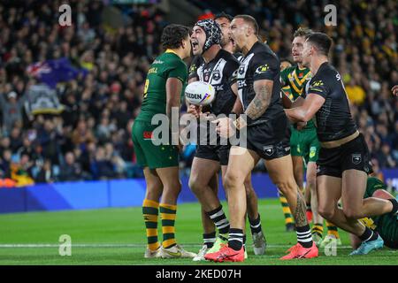 Leeds, Großbritannien. 12. September 2020. ***Neuseeland feiert seinen Versuch während des Halbfinalspiels der Rugby League World Cup 2021 zwischen Australien RL und Neuseeland RL am 11. November 2022 in der Elland Road, Leeds, England. Foto von Simon Hall. Nur zur redaktionellen Verwendung, Lizenz für kommerzielle Nutzung erforderlich. Keine Verwendung bei Wetten, Spielen oder Veröffentlichungen einzelner Clubs/Vereine/Spieler. Kredit: UK Sports Pics Ltd/Alamy Live Nachrichten Stockfoto