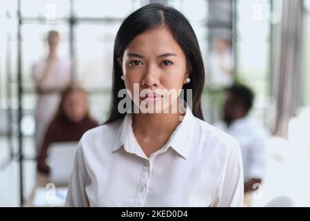 Junge schöne asiatische Geschäftsfrau Berater , Porträt eines Mitarbeiters Blick auf die Kamera Stockfoto