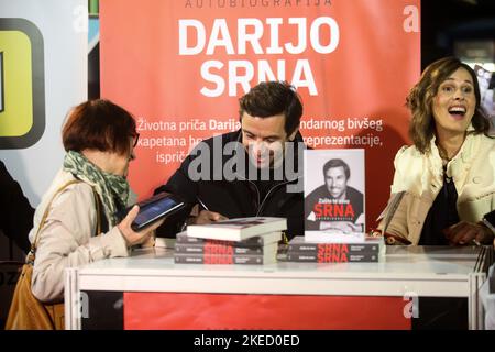 Zagreb, Kroatien. 11.. November 2022. Der ehemalige kroatische Fußballspieler Darijo Srna präsentierte sein autobiographisches Buch „Zasto te zovu Srna“ (Warum nennen sie dich Srna)? Auf der internationalen Buchmesse 'Interliber' in Zagreb, Kroatien am 11. September 2022. Foto: Zeljko Hladika/PIXSELL Credit: Pixsell Foto- und Videoagentur/Alamy Live News Stockfoto