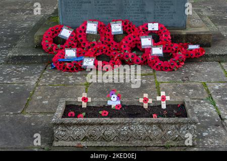 Beaconsfield, Buckinghamshire, Großbritannien. 11.. November 2022. Gedenkkränze und Kreuze, die am Kriegsdenkmal in Beaconsfield zum Gedenktag und zum Gedenktag gelegt wurden. Quelle: Maureen McLean/Alamy Live News Stockfoto