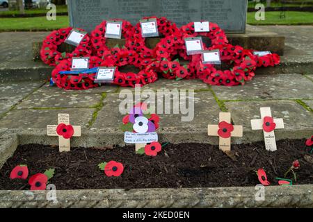 Beaconsfield, Buckinghamshire, Großbritannien. 11.. November 2022. Gedenkkränze und Kreuze, die am Kriegsdenkmal in Beaconsfield zum Gedenktag und zum Gedenktag gelegt wurden. Quelle: Maureen McLean/Alamy Live News Stockfoto