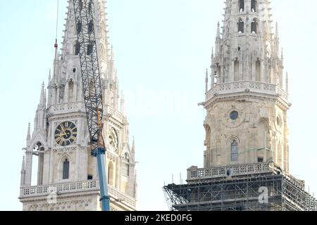 Zagreb, Kroatien. 11.. November 2022. Das Entfernen des Gerüsts von der Kathedrale zeigt, wie der Turm aussieht, dessen Restaurierung durch das starke Erdbeben unterbrochen wurde, das Kroatien vor mehr als zwei Jahren in Zagreb, Kroatien, am 11. September 2022 heimgesucht hat. Die Renovierung der Kathedrale von Zagreb, die Ende Oktober offiziell begonnen wurde, ist in vollem Gange, Foto: Patrik Macek/PIXSELL Credit: Pixsell photo & Video Agency/Alamy Live News Stockfoto