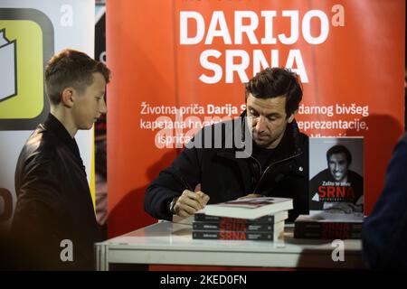Zagreb, Kroatien. 11.. November 2022. Der ehemalige kroatische Fußballspieler Darijo Srna präsentierte sein autobiographisches Buch „Zasto te zovu Srna“ (Warum nennen sie dich Srna)? Auf der internationalen Buchmesse 'Interliber' in Zagreb, Kroatien am 11. September 2022. Foto: Zeljko Hladika/PIXSELL Credit: Pixsell Foto- und Videoagentur/Alamy Live News Stockfoto