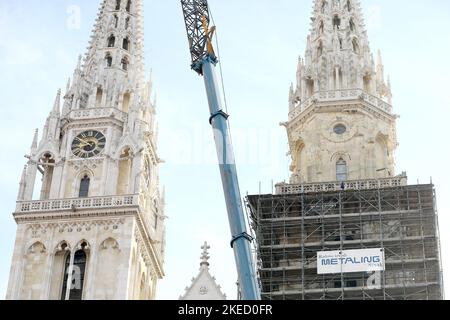 Zagreb, Kroatien. 11.. November 2022. Das Entfernen des Gerüsts von der Kathedrale zeigt, wie der Turm aussieht, dessen Restaurierung durch das starke Erdbeben unterbrochen wurde, das Kroatien vor mehr als zwei Jahren in Zagreb, Kroatien, am 11. September 2022 heimgesucht hat. Die Renovierung der Kathedrale von Zagreb, die Ende Oktober offiziell begonnen wurde, ist in vollem Gange, Foto: Patrik Macek/PIXSELL Credit: Pixsell photo & Video Agency/Alamy Live News Stockfoto