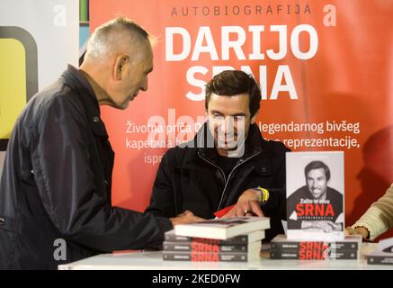 Zagreb, Kroatien. 11.. November 2022. Der ehemalige kroatische Fußballspieler Darijo Srna präsentierte sein autobiographisches Buch „Zasto te zovu Srna“ (Warum nennen sie dich Srna)? Auf der internationalen Buchmesse 'Interliber' in Zagreb, Kroatien am 11. September 2022. Foto: Zeljko Hladika/PIXSELL Credit: Pixsell Foto- und Videoagentur/Alamy Live News Stockfoto