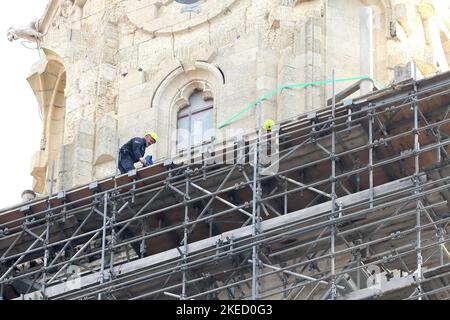 Zagreb, Kroatien. 11.. November 2022. Das Entfernen des Gerüsts von der Kathedrale zeigt, wie der Turm aussieht, dessen Restaurierung durch das starke Erdbeben unterbrochen wurde, das Kroatien vor mehr als zwei Jahren in Zagreb, Kroatien, am 11. September 2022 heimgesucht hat. Die Renovierung der Kathedrale von Zagreb, die Ende Oktober offiziell begonnen wurde, ist in vollem Gange, Foto: Patrik Macek/PIXSELL Credit: Pixsell photo & Video Agency/Alamy Live News Stockfoto