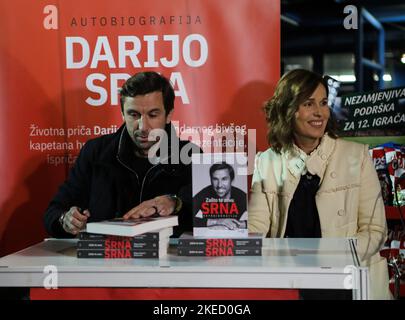 Zagreb, Kroatien. 11.. November 2022. Der ehemalige kroatische Fußballspieler Darijo Srna präsentierte sein autobiographisches Buch „Zasto te zovu Srna“ (Warum nennen sie dich Srna)? Auf der internationalen Buchmesse 'Interliber' in Zagreb, Kroatien am 11. September 2022. Foto: Zeljko Hladika/PIXSELL Credit: Pixsell Foto- und Videoagentur/Alamy Live News Stockfoto