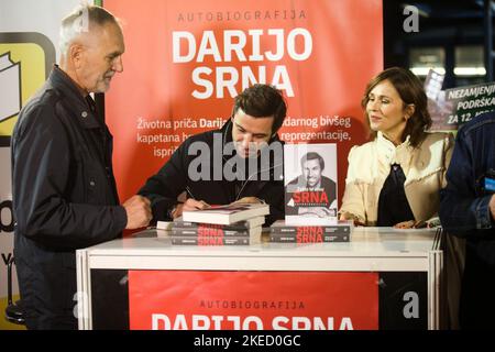 Zagreb, Kroatien. 11.. November 2022. Der ehemalige kroatische Fußballspieler Darijo Srna präsentierte sein autobiographisches Buch „Zasto te zovu Srna“ (Warum nennen sie dich Srna)? Auf der internationalen Buchmesse 'Interliber' in Zagreb, Kroatien am 11. September 2022. Foto: Zeljko Hladika/PIXSELL Credit: Pixsell Foto- und Videoagentur/Alamy Live News Stockfoto