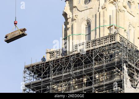 Zagreb, Kroatien. 11.. November 2022. Das Entfernen des Gerüsts von der Kathedrale zeigt, wie der Turm aussieht, dessen Restaurierung durch das starke Erdbeben unterbrochen wurde, das Kroatien vor mehr als zwei Jahren in Zagreb, Kroatien, am 11. September 2022 heimgesucht hat. Die Renovierung der Kathedrale von Zagreb, die Ende Oktober offiziell begonnen wurde, ist in vollem Gange, Foto: Patrik Macek/PIXSELL Credit: Pixsell photo & Video Agency/Alamy Live News Stockfoto