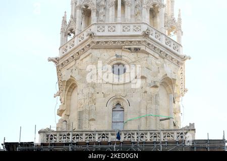 Zagreb, Kroatien. 11.. November 2022. Das Entfernen des Gerüsts von der Kathedrale zeigt, wie der Turm aussieht, dessen Restaurierung durch das starke Erdbeben unterbrochen wurde, das Kroatien vor mehr als zwei Jahren in Zagreb, Kroatien, am 11. September 2022 heimgesucht hat. Die Renovierung der Kathedrale von Zagreb, die Ende Oktober offiziell begonnen wurde, ist in vollem Gange, Foto: Patrik Macek/PIXSELL Credit: Pixsell photo & Video Agency/Alamy Live News Stockfoto