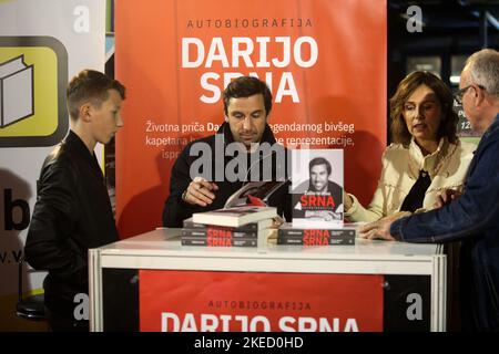 Zagreb, Kroatien. 11.. November 2022. Der ehemalige kroatische Fußballspieler Darijo Srna präsentierte sein autobiographisches Buch „Zasto te zovu Srna“ (Warum nennen sie dich Srna)? Auf der internationalen Buchmesse 'Interliber' in Zagreb, Kroatien am 11. September 2022. Foto: Zeljko Hladika/PIXSELL Credit: Pixsell Foto- und Videoagentur/Alamy Live News Stockfoto