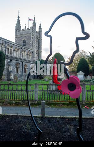 Beaconsfield, Buckinghamshire, Großbritannien. 11.. November 2022. Gedenkkränze und Kreuze, die am Kriegsdenkmal in Beaconsfield zum Gedenktag und zum Gedenktag gelegt wurden. Quelle: Maureen McLean/Alamy Live News Stockfoto