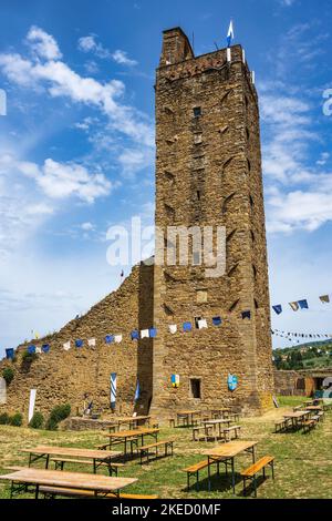 Torre del Cassero Teil der mittelalterlichen Festung, die die mittelalterliche Stadt Castiglion Fiorentino in der Toskana, Italien, krönt Stockfoto