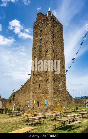 Torre del Cassero Teil der mittelalterlichen Festung, die die mittelalterliche Stadt Castiglion Fiorentino in der Toskana, Italien, krönt Stockfoto