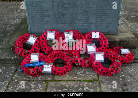 Beaconsfield, Buckinghamshire, Großbritannien. 11.. November 2022. Gedenkkränze und Kreuze, die am Kriegsdenkmal in Beaconsfield zum Gedenktag und zum Gedenktag gelegt wurden. Quelle: Maureen McLean/Alamy Live News Stockfoto