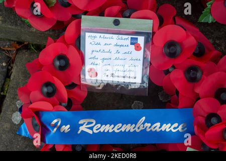 Beaconsfield, Buckinghamshire, Großbritannien. 11.. November 2022. Gedenkkränze und Kreuze, die am Kriegsdenkmal in Beaconsfield zum Gedenktag und zum Gedenktag gelegt wurden. Quelle: Maureen McLean/Alamy Live News Stockfoto