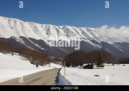 Die schneebedeckte Straße, die zum Passo San Leonardo führt. Majella-Hochebene - Abruzzen Stockfoto