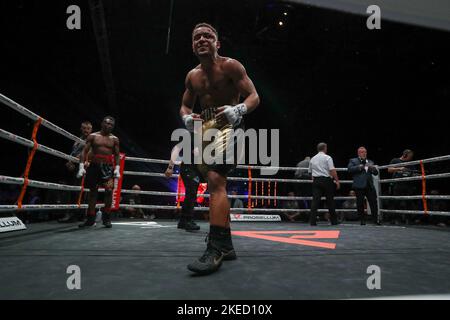 Sheffield, Großbritannien. 11.. November 2022. Marcel Braithwaite besiegt Thomas Essomba während des Probellums: Sunny Edwards vs Felix Alvarado in der utilita Arena, Sheffield, Großbritannien, 11.. November 2022 ( Credit: Dan Cooke/Alamy Live News Stockfoto