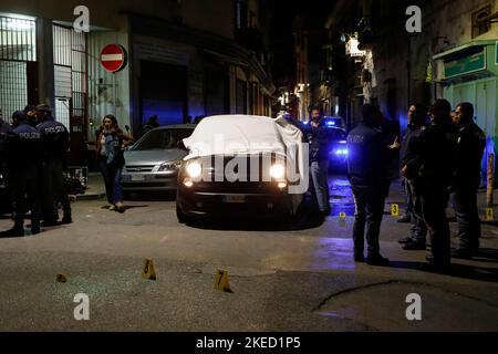 Neapel, Italien. 11.. November 2022. Mord an Camorra (Mafia) im Stadtteil Miano, Vorort von Neapel. Das Opfer ist Pasquale Angellotti, 54 Jahre alt, der in seinem Auto getötet wurde. Tatort Ermittlungspolizei. Kredit: Unabhängige Fotoagentur/Alamy Live Nachrichten Stockfoto