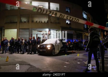 Neapel, Italien. 11.. November 2022. Mord an Camorra (Mafia) im Stadtteil Miano, Vorort von Neapel. Das Opfer ist Pasquale Angellotti, 54 Jahre alt, der in seinem Auto getötet wurde. Tatort Ermittlungspolizei. Kredit: Unabhängige Fotoagentur/Alamy Live Nachrichten Stockfoto