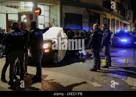 Neapel, Italien. 11.. November 2022. Mord an Camorra (Mafia) im Stadtteil Miano, Vorort von Neapel. Das Opfer ist Pasquale Angellotti, 54 Jahre alt, der in seinem Auto getötet wurde. Tatort Ermittlungspolizei. Kredit: Unabhängige Fotoagentur/Alamy Live Nachrichten Stockfoto