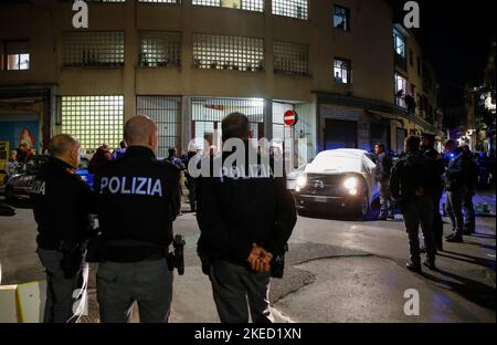 Neapel, Italien. 11.. November 2022. Mord an Camorra (Mafia) im Stadtteil Miano, Vorort von Neapel. Das Opfer ist Pasquale Angellotti, 54 Jahre alt, der in seinem Auto getötet wurde. Tatort Ermittlungspolizei. Kredit: Unabhängige Fotoagentur/Alamy Live Nachrichten Stockfoto