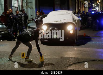 Neapel, Italien. 11.. November 2022. Mord an Camorra (Mafia) im Stadtteil Miano, Vorort von Neapel. Das Opfer ist Pasquale Angellotti, 54 Jahre alt, der in seinem Auto getötet wurde. Tatort Ermittlungspolizei. Kredit: Unabhängige Fotoagentur/Alamy Live Nachrichten Stockfoto