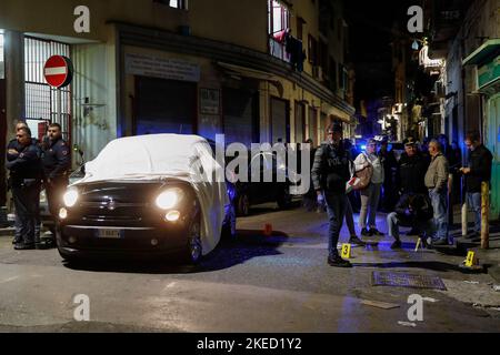 Neapel, Italien. 11.. November 2022. Mord an Camorra (Mafia) im Stadtteil Miano, Vorort von Neapel. Das Opfer ist Pasquale Angellotti, 54 Jahre alt, der in seinem Auto getötet wurde. Tatort Ermittlungspolizei. Kredit: Unabhängige Fotoagentur/Alamy Live Nachrichten Stockfoto