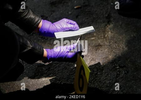 Neapel, Italien. 11.. November 2022. Ein Detail des Tatorts des Mordes an Camorra (Mafia) im Stadtteil Miano, Vorort von Neapel. Das Opfer ist Pasquale Angellotti, 54 Jahre alt. Kriminalpolizei Kredit: Unabhängige Fotoagentur/Alamy Live Nachrichten Stockfoto