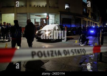 Neapel, Italien. 11.. November 2022. Mord an Camorra (Mafia) im Stadtteil Miano, Vorort von Neapel. Das Opfer ist Pasquale Angellotti, 54 Jahre alt, der in seinem Auto getötet wurde. Tatort Ermittlungspolizei. Kredit: Unabhängige Fotoagentur/Alamy Live Nachrichten Stockfoto