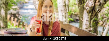 BANNER, LANGFORMATIGE Frau trinken gesunde Früchte und Gemüse Saft Smoothie im Sommer. Glückliches Mädchen genießen Bio-Getränk Porträt von einem verärgerten Stockfoto