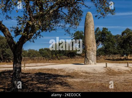 Der Menhir von Meada ist ein einstehender Stein in der Nähe von Castelo de Vide in Portugal. Stockfoto