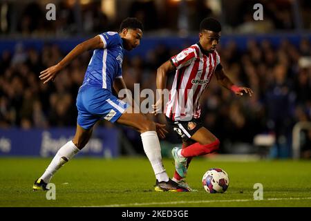 Amad Traore von Sunderland (rechts) und Jobe Bellingham von Birmingham in Aktion während des Sky Bet Championship-Spiels in St. Andrew's, Birmingham. Bilddatum: Freitag, 11. November 2022. Stockfoto