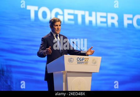 Sharm El Sheikh, Ägypten. 11.. November 2022. Der Sonderbeauftragte des Präsidenten für Klima, John Kerry, spricht am Freitag, den 11. November 2022, auf der Klimakonferenz der UNFCCC COP27 in Sharm El Sheikh, Ägypten. Foto von COP27/UPI Credit: UPI/Alamy Live News Stockfoto